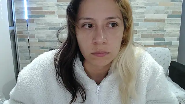 Snapshot of MommyMiaWs chatting on 10/03/25, 02:37 MommyMiaWs online show from 10/03/25, 02:37