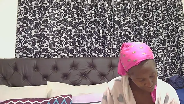 sluttylaura21 online show from 10/23/25, 05:55