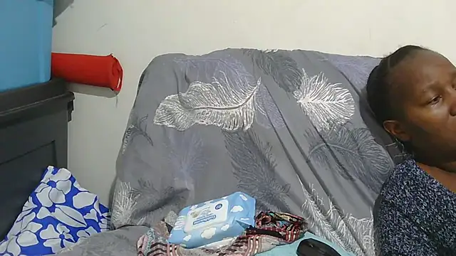 sluttylaura21 online show from 12/03/25, 05:56