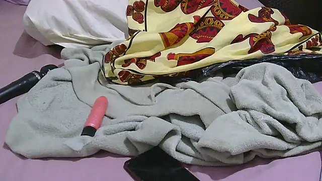 sluttylaura21 online show from 10/22/25, 03:11