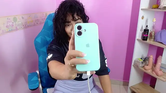 Snapshot of Abril_Beltran_ chatting on 11/26/25, 07:58 Abril Beltran online show from 11/26/25, 07:58