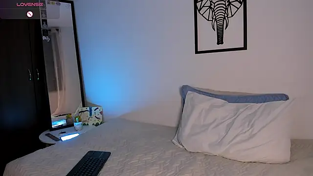 Snapshot of emilybae_ chatting on 10/16/25, 12:08 emilybae online show from 10/16/25, 12:08