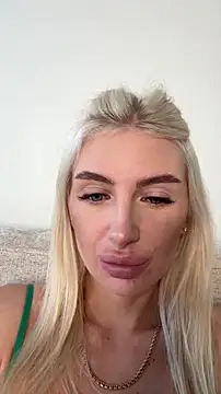 Mia Roxie online show from 11/06/25, 03:32