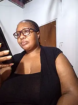 Snapshot of YELLOW_BONE chatting on 10/03/25, 10:22 YELLOW BONE online show from 10/03/25, 10:22