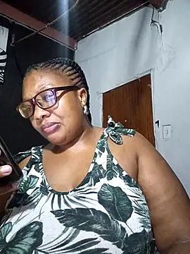 Snapshot of YELLOW_BONE chatting on 02/22/25, 12:38 YELLOW BONE online show from 02/22/25, 12:38