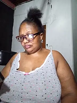 Snapshot of YELLOW_BONE chatting on 02/16/25, 01:14 YELLOW BONE online show from 02/16/25, 01:14