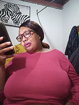 Snapshot of YELLOW_BONE chatting on 07/05/26, 07:43 YELLOW BONE online show from 07/05/26, 07:43