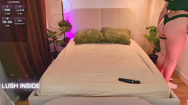 Snapshot of Pretty_Alison chatting on 11/25/25, 02:17 Pretty Alison online show from 11/25/25, 02:17