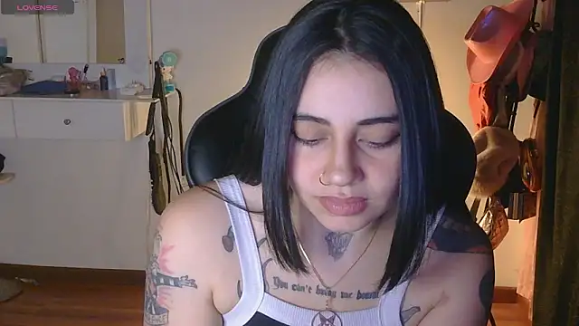 Snapshot of val_bardot chatting on 06/09/26, 03:51 val bardot online show from 06/09/26, 03:51