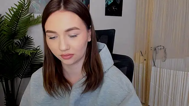 Snapshot of GracefulLook chatting on 02/17/25, 10:38 GracefulLook online show from 02/17/25, 10:38