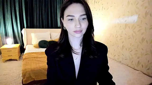 Snapshot of GracefulLook chatting on 10/04/25, 07:48 GracefulLook online show from 10/04/25, 07:48