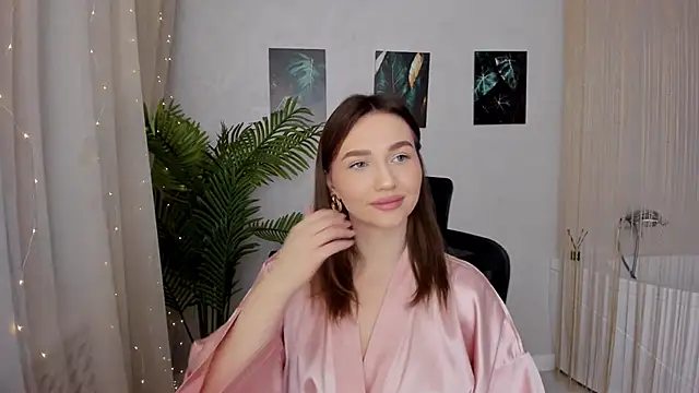 Snapshot of GracefulLook chatting on 02/24/25, 03:44 GracefulLook online show from 02/24/25, 03:44