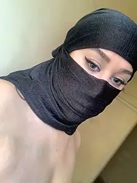 Snapshot of Taimaaa chatting on 10/25/25, 12:17 Taimaaa online show from 10/25/25, 12:17