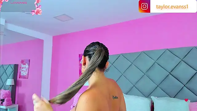 Snapshot of TaylorEvanss chatting on 09/23/25, 09:33 TaylorEvanss online show from 09/23/25, 09:33