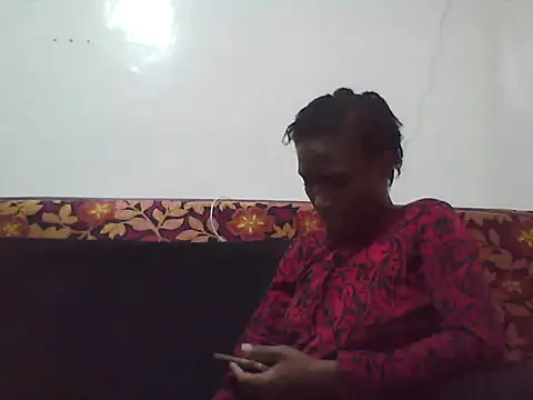 Snapshot of Smillie_prety chatting on 05/21/26, 04:37 Smillie prety online show from 05/21/26, 04:37