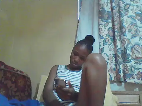 Snapshot of Smillie_prety chatting on 06/13/26, 04:43 Smillie prety online show from 06/13/26, 04:43