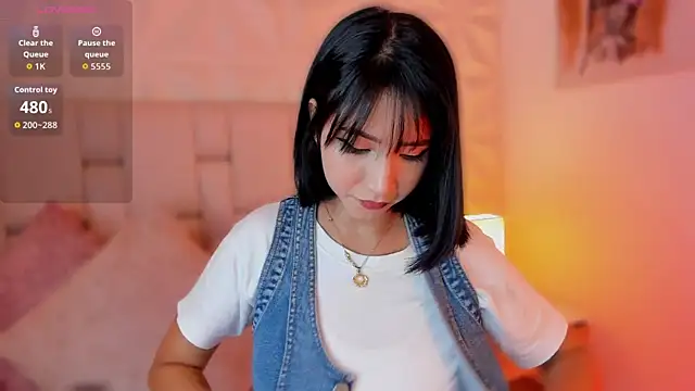 emma woods  online show from 10/10/25, 07:36