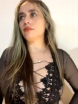 Snapshot of Natalia_Suarez chatting on 10/25/25, 03:06 Natalia Suarez online show from 10/25/25, 03:06