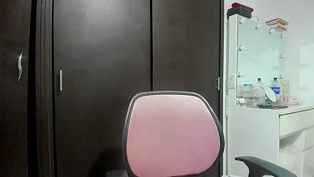 Snapshot of Natalia_Suarez chatting on 06/22/26, 11:35 Natalia Suarez online show from 06/22/26, 11:35