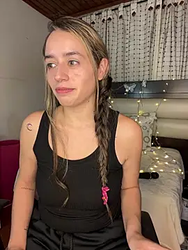 Snapshot of Natalia_Suarez chatting on 03/03/25, 04:54 Natalia Suarez online show from 03/03/25, 04:54