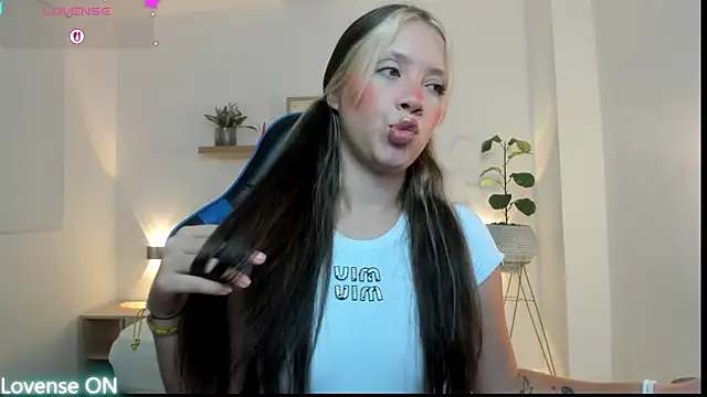 Snapshot of nataly_rodri chatting on 05/15/26, 02:20 nataly rodri online show from 05/15/26, 02:20