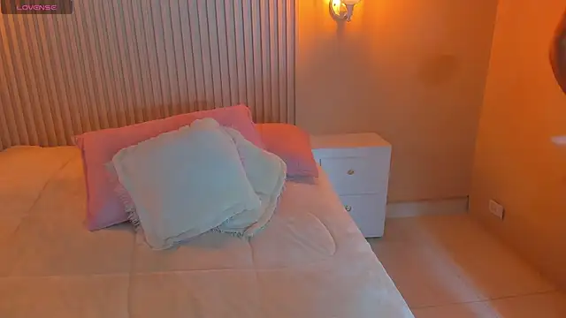 EmilyEvans7 online show from 11/10/25, 06:46