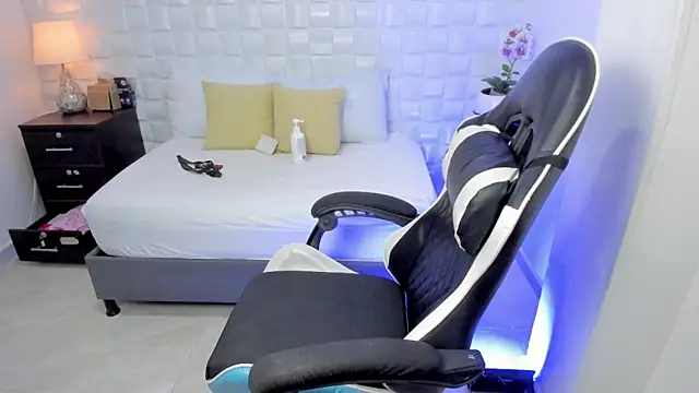 anny rouse24 online show from 04/15/26, 02:28