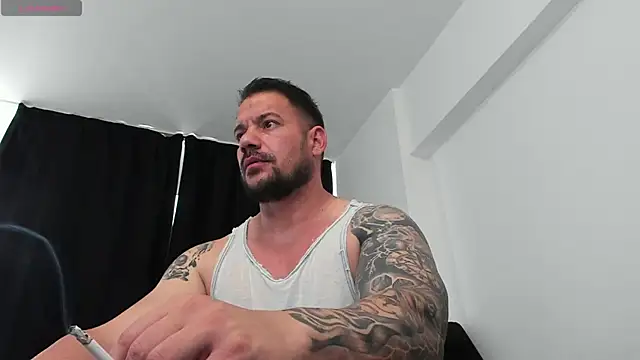 Snapshot of musclemonster31 chatting on 09/19/25, 01:37 musclemonster31 online show from 09/19/25, 01:37