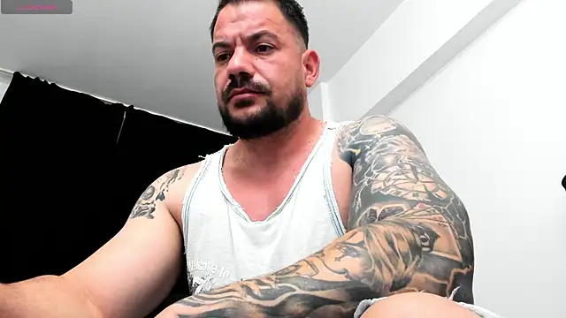 Snapshot of musclemonster31 chatting on 10/18/25, 12:18 musclemonster31 online show from 10/18/25, 12:18