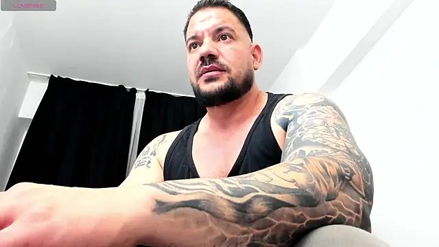 Snapshot of musclemonster31 chatting on 10/14/25, 02:39 musclemonster31 online show from 10/14/25, 02:39