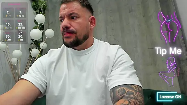 Snapshot of musclemonster31 chatting on 03/16/25, 10:09 musclemonster31 online show from 03/16/25, 10:09