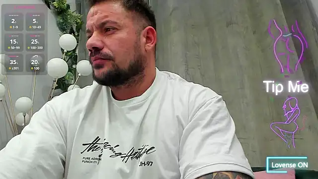 Snapshot of musclemonster31 chatting on 03/15/25, 10:33 musclemonster31 online show from 03/15/25, 10:33