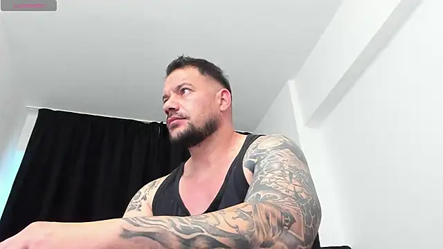 Snapshot of musclemonster31 chatting on 09/23/25, 04:30 musclemonster31 online show from 09/23/25, 04:30
