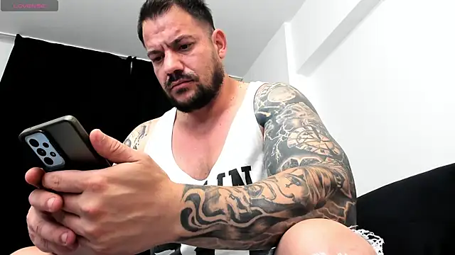 Snapshot of musclemonster31 chatting on 09/29/25, 12:44 musclemonster31 online show from 09/29/25, 12:44