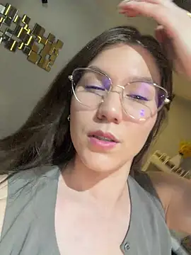 Snapshot of AmelieLaurent_ chatting on 12/17/25, 01:54 AmelieLaurent online show from 12/17/25, 01:54