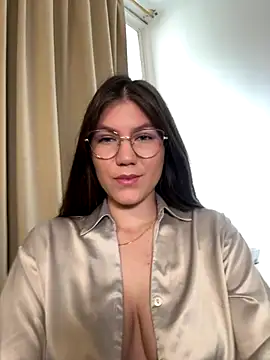 Snapshot of AmelieLaurent_ chatting on 11/17/25, 04:00 AmelieLaurent online show from 11/17/25, 04:00