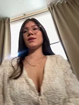 Snapshot of AmelieLaurent_ chatting on 11/12/25, 03:05 AmelieLaurent online show from 11/12/25, 03:05