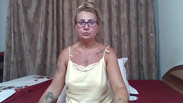 Snapshot of PussyEvely chatting on 06/24/26, 06:28 PussyEvely online show from 06/24/26, 06:28