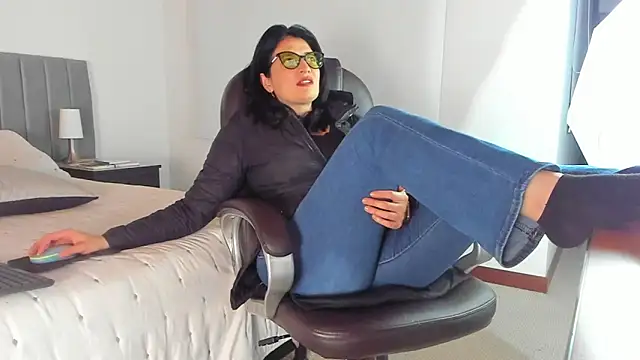 Snapshot of adriana71 chatting on 12/16/25, 04:06 adriana71 online show from 12/16/25, 04:06