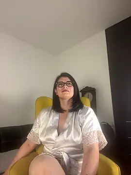 Snapshot of adriana71 chatting on 05/29/26, 01:44 adriana71 online show from 05/29/26, 01:44