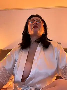 Snapshot of adriana71 chatting on 11/14/25, 03:43 adriana71 online show from 11/14/25, 03:43