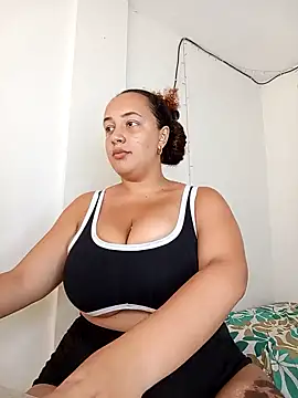 Snapshot of Miss-boobs chatting on 02/02/25, 05:37 Miss-boobs online show from 02/02/25, 05:37