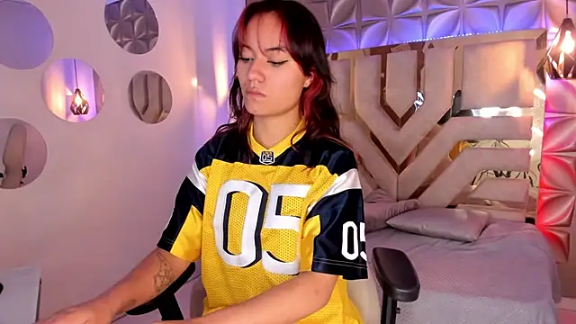 Snapshot of nahia_low chatting on 02/17/25, 06:31 nahia low online show from 02/17/25, 06:31