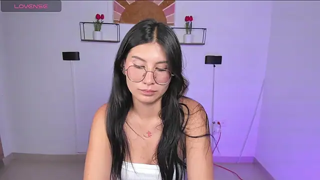 Snapshot of emily_villamil chatting on 06/06/26, 10:26 emily villamil online show from 06/06/26, 10:26