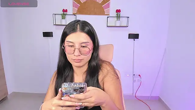 Snapshot of emily_villamil chatting on 05/26/26, 10:30 emily villamil online show from 05/26/26, 10:30