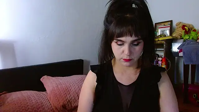 Snapshot of collette_beaufoy_ chatting on 06/18/26, 12:54 collette beaufoy online show from 06/18/26, 12:54