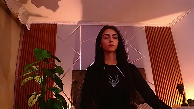 Coralinnee  online show from 04/15/26, 06:30