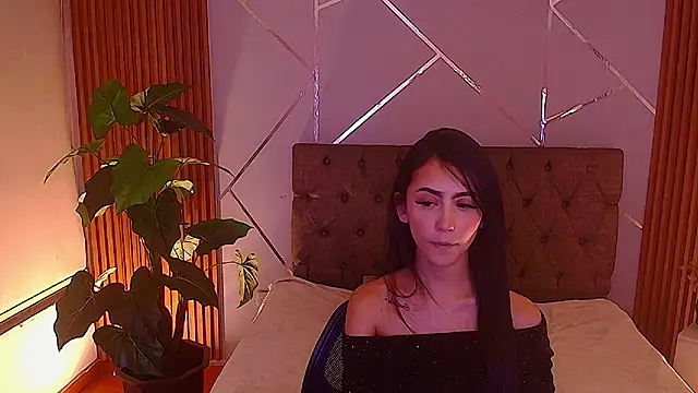 Coralinnee  online show from 05/06/26, 05:33