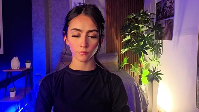 Coralinnee  online show from 05/08/26, 02:59