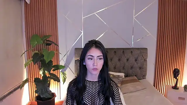 Coralinnee  online show from 04/25/26, 03:09